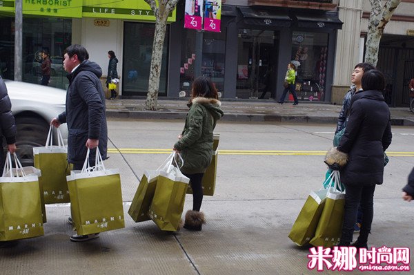 顾客出店后各个满载而归