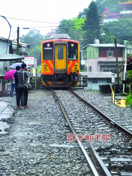平溪火车站，火车正在进站。