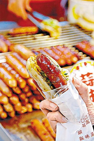 大肠包小肠是台湾逢甲夜市第一人气小吃(cfp)