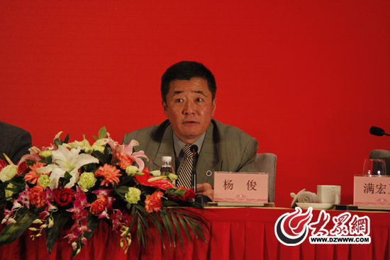 贵州省旅游局副局长杨俊介绍2013年国内旅交会筹备情况