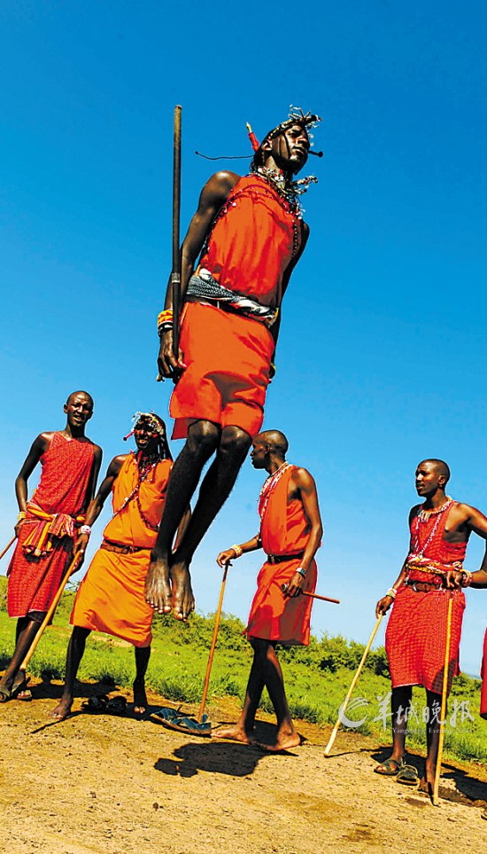 肯尼亚马赛马拉保护区附近一个马赛村落，几名青年人跳高竞技　　徐速绘 摄