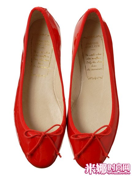 红色丝绒质地芭蕾平底鞋。夺目的颜色很衬肤色。
