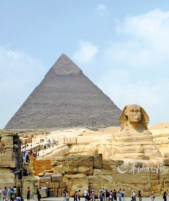 埃及首都开罗郊区吉萨金字塔群和狮身人面像 蔺以光 摄