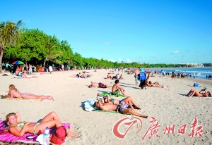 游客在巴厘岛海滩享受阳光。