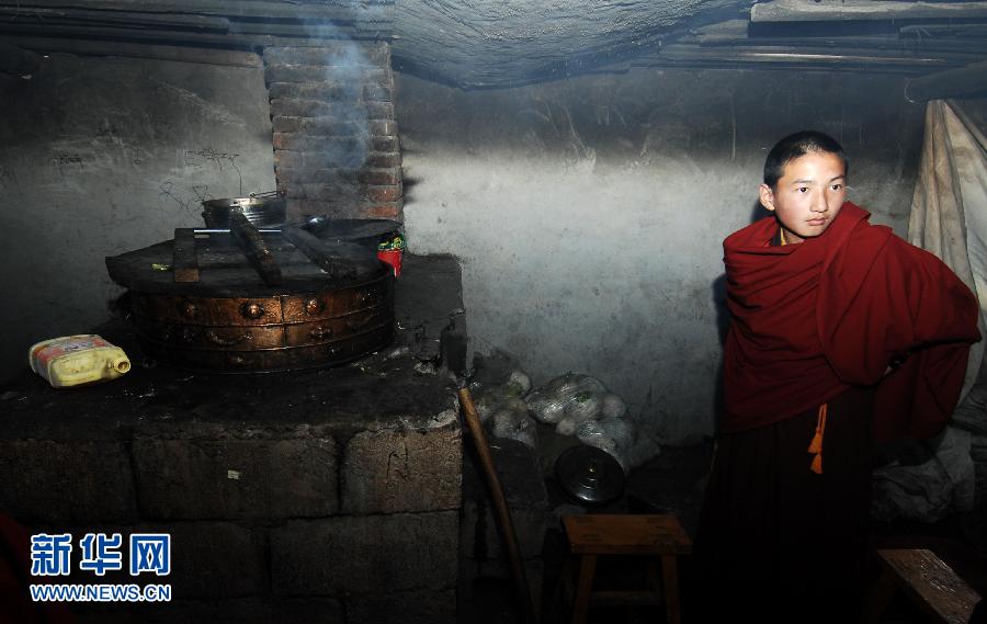 4月18日，一名小僧人在学校的伙房准备做饭。新华社记者 王博 摄