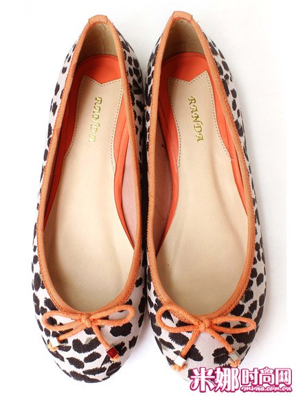 豹纹芭蕾平底鞋。配上橘色装饰边，减少豹纹的野性感觉，变得更加甜美可爱。