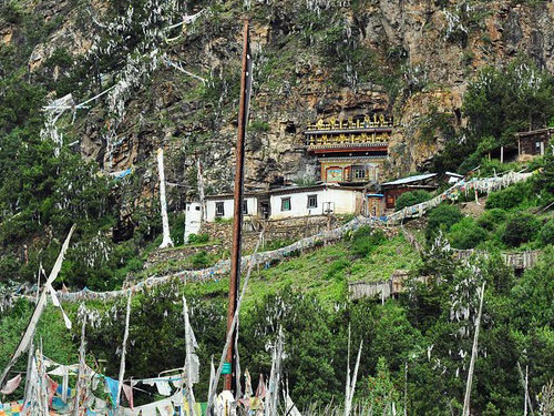 建在山腰的寺庙