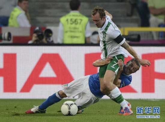 　　6月18日，爱尔兰队球员麦克吉迪（上）在比赛中被意大利队球员巴尔扎雷蒂的抱住。当日，在波兰波兹南进行的2012欧洲足球锦标赛C组最后一轮比赛中，意大利队对阵爱尔兰队。武巍 摄 图片来源：新华网