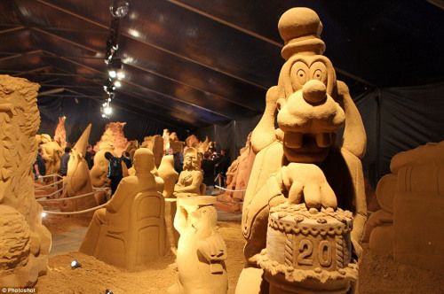 以迪士尼乐园中的形象为主题的沙雕作品。