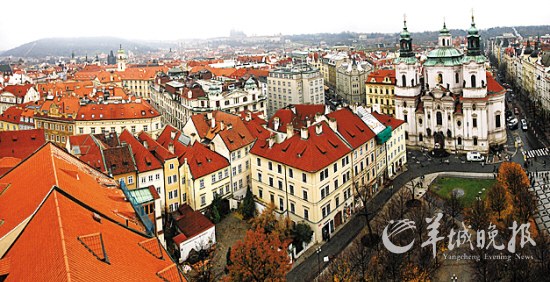 　　左图：捷克：布拉格广场周围的街景　　图/东方IC