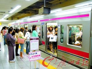 地铁性骚扰屡禁不止 多国出“狠招”加强治理