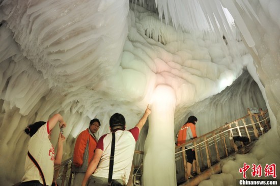 　　7月25日，在山西省忻州市宁武县，游客们参观万年冰洞。中新社发 韦亮 摄