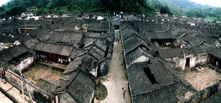 它座落在福建省连城县国家重点风景名胜区冠豸山下,与土楼一道形成