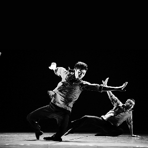 　　北京雷动天下现代舞团及英国珍妮丝舞蹈团的《如歌》