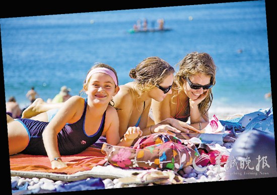 　　埃特勒塔海滩水清石幼，前来这里的许多游客很喜欢躺在沙滩上晒日光浴