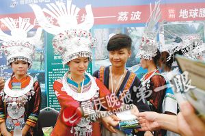 　　■荔波代表团艳丽的民族服饰吸引市民 重庆晚报记者 贺怀湘 摄
