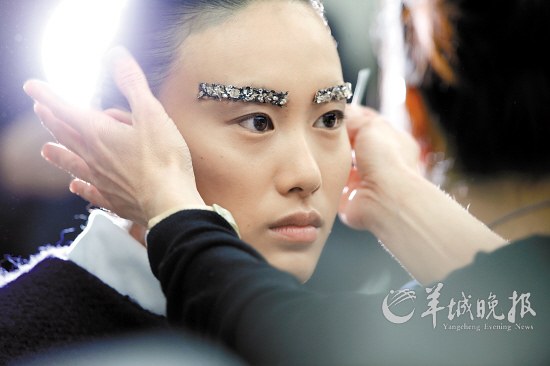模特的水晶眉毛是由Lesage高级刺绣工坊制作的