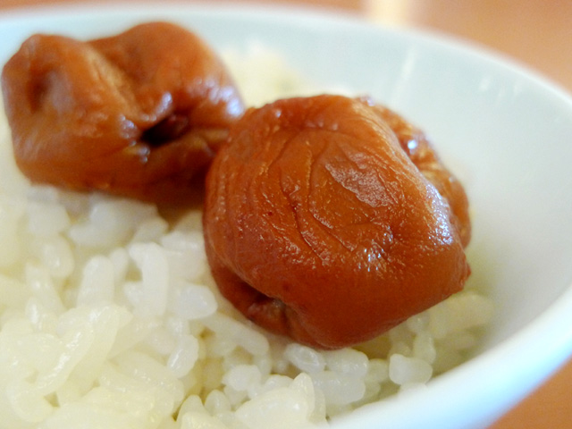 说起日本人常吃的米饭、味噌汤与梅干的这种组合，真可称的上是长寿的组合。