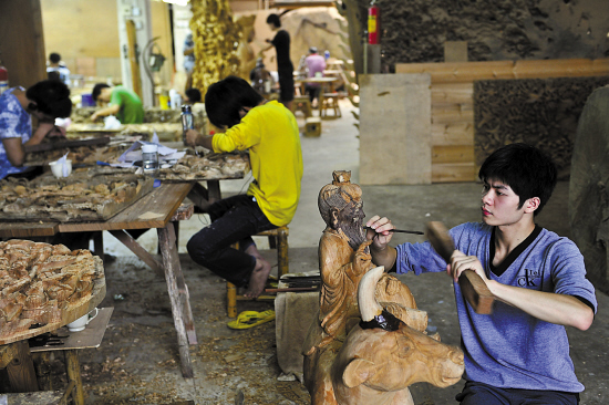 工艺美术大师辜柳希的木雕厂里，潮州市职业技术学校的学生在这里深入学习木雕技艺，他们是辜大师亲自教导的木雕专业班的学生
