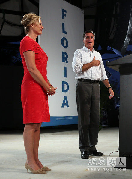 　　罗姆尼以一身红色连衣裙为竞选的Mitt Romney撑足了场面。