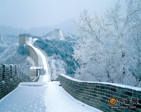 雪中八达岭长城像银色巨龙蜿蜒群山之间,流淌的妫水河似白色飘带纵贯