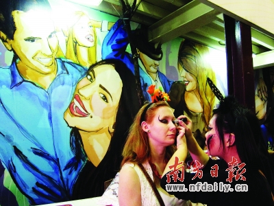 万圣节期间，游客到香港兰桂坊“装神弄鬼”。资料图片