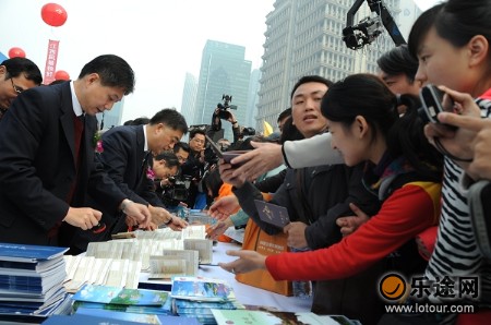 　省政府朱虹副省长等为游客现场签发江西旅游护照（拍摄：任勇军）