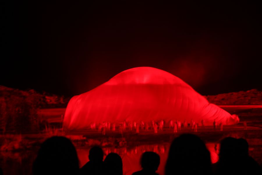 大幕徐徐开启，4000平方米的巨幅红绸从天而降。