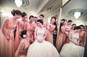 　　在郭晶晶的7人伴娘团中，包括与自己合作拿下奥运金牌的吴敏霞（左二），以及国家队队友李娜（后排左三）。