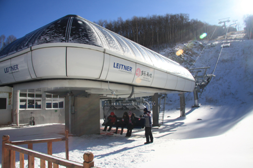 多乐美地滑雪度假山庄的国内首部高速防风箱式缆车