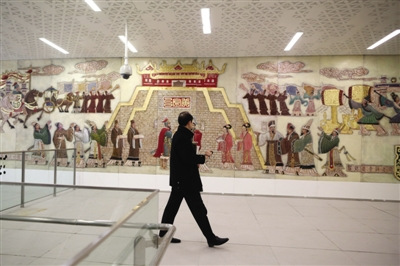 12月26日，地铁6号线金台路站内的彩色画墙。