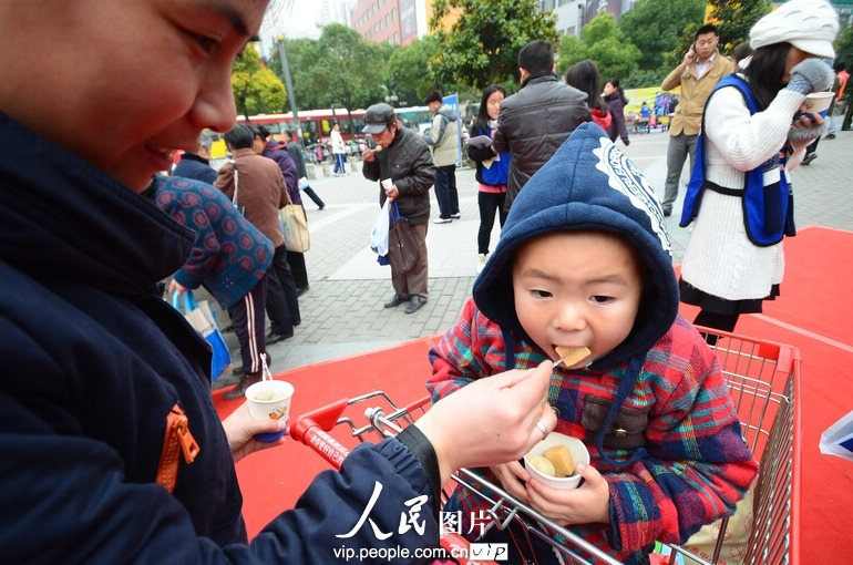 2012年12月1日，中国最大一体火锅在南京开宴了。（郑重声明：凡带有“人民图片”字样图片，未经许可，不得转载。购图电话010-65368421）