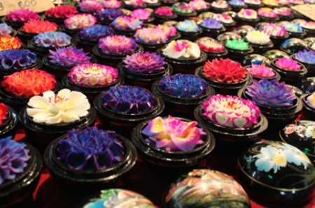 泰国的香皂花是一种传统手工艺品，在华欣夜市的很多店铺里可以买到