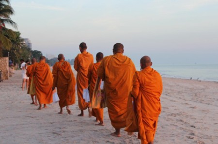清晨海滩上过往僧侣