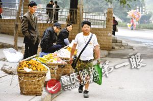 　　■大冬天短裤短袖打扮走在大街上，周永高回头率很高。