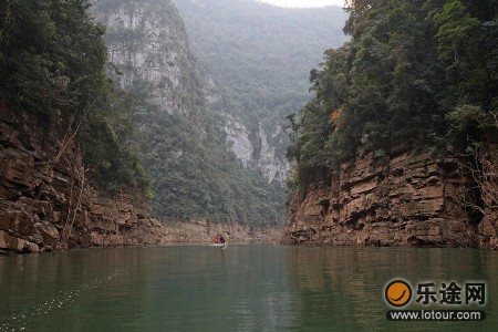 乘坐游船穿梭于圣堂湖观两岸峻峭山林风光