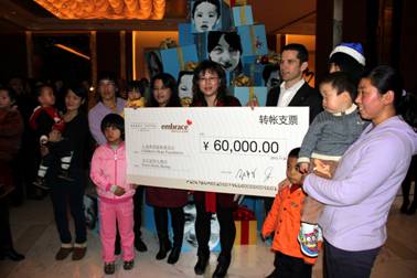 北京嘉里酒店总经理向儿童希望之家捐款