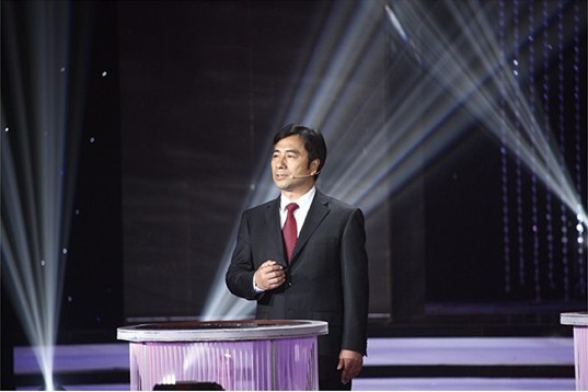 周大生董事副总裁向钢出席“2012 CCTV中国品牌年度发布盛典”并与“品牌观察员”进行“品牌论剑”