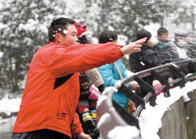 　　前日，杭州动物园狮山，一群游客拿雪球砸非洲狮