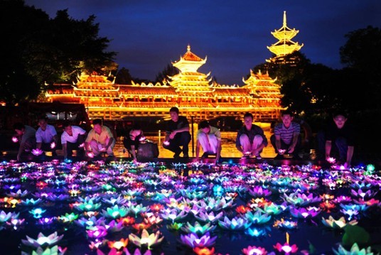 图：春节大庙会上赏灯放河灯的游客