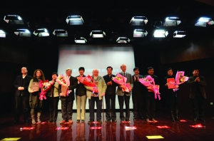 　　中国文联、文化部、中国美协的领导与获奖者合影