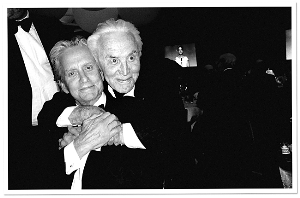 　　2012年，68岁的迈克尔·道格拉斯和96岁的父亲柯克·道格拉斯。前者在1988年成为奥斯卡影帝，后者在1996年领取奥斯卡终身成就奖。