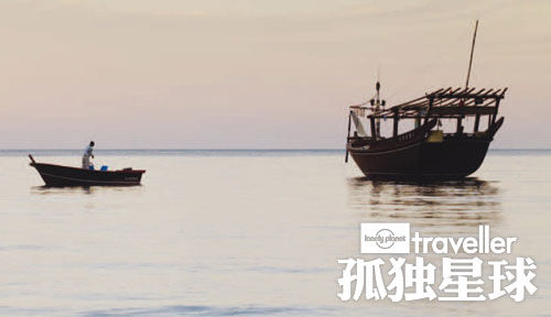 昆萨村附近的水域，渔夫们已经改用汽艇谋生，反倒是旅客才会搭乘传统的阿拉伯帆船。