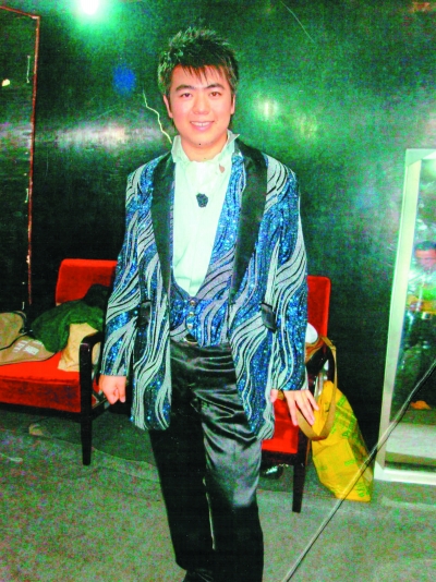 郎朗在宋祖英鸟巢演唱会上的演奏服装“蓝色梦幻”。