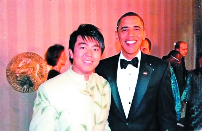 2009年，郎朗（左）在诺贝尔和平奖颁奖典礼上的“和平鸽”服饰获得好评。