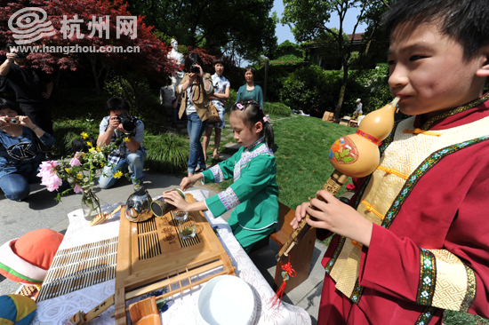 兄妹齐上阵，丝竹声声赏心，茶艺茶席悦目（第四届“茶人之家”资料图）