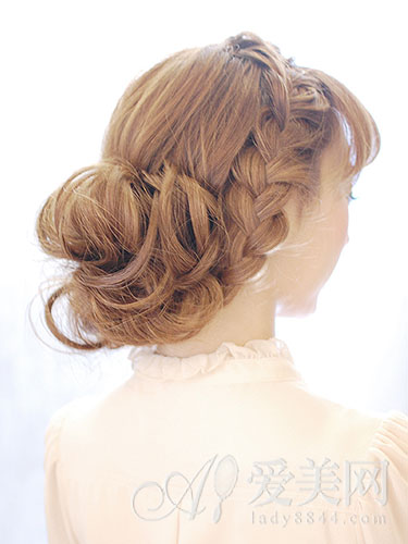 右侧则以粗编发发辫与<em>头发</em>一起<em>盘成</em>低<em>发髻</em>