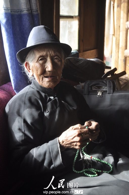 年已八十一岁的藏族老奶奶，身体康健，生活能够自理，不给儿孙们添加负担，闲时念玛尼打发时光。