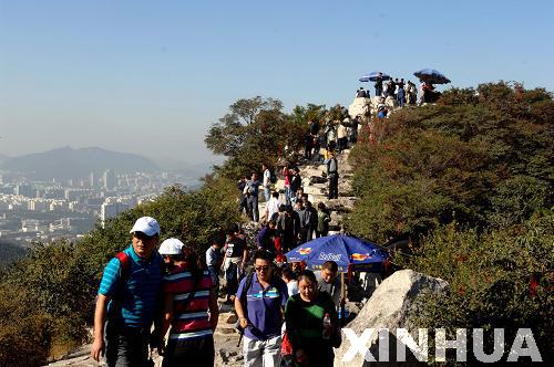 在济南千佛山，市民登高赏秋。新华社记者 郭绪雷摄（资料图）（来源：新华社）