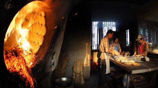 草庐烧饼制作现场。